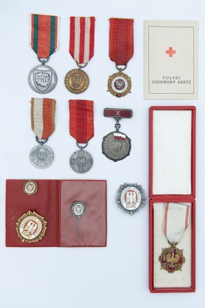 Súbor vyznamenaní a odznakov komunistickej strany - 9 položiek