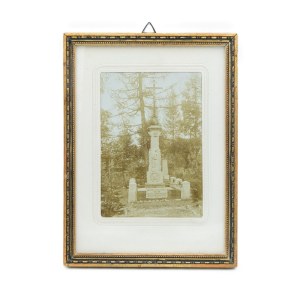Foto eines symbolischen Grabsteins für die 1861 in Warschau und Vilnius Ermordeten