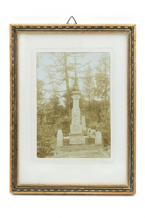 Photographie montrant une pierre tombale symbolique des personnes assassinées en 1861 à Varsovie et à Vilnius