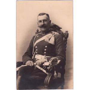 Porträtfoto eines Offiziers in Form einer Postkarte