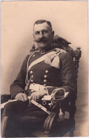 Fotografia portretowa oficera w formie pocztówki