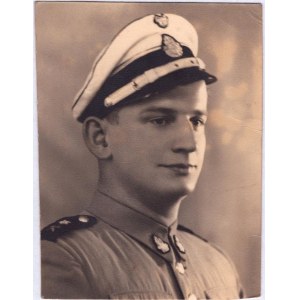 Photographie de portrait d'un officier portant la casquette et l'uniforme des pompiers