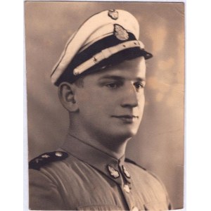 Fotografia portretowa oficera w czapce i mundurze Straży Pożarnej