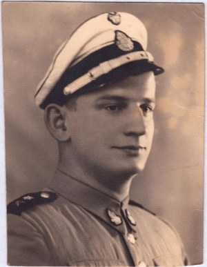 Portrétní fotografie důstojníka v čepici a uniformě hasičského sboru