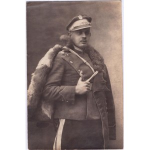 Fotografia di un ufficiale con cappotto imposto