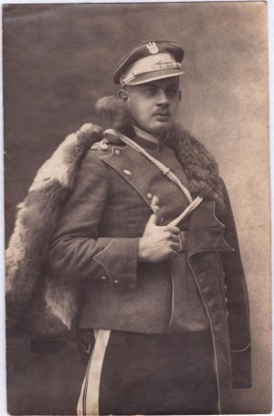 Fotografia dôstojníka s vnuceným plášťom