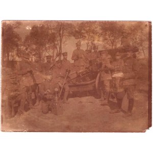 Gruppenfoto von Soldaten mit einer Kanone