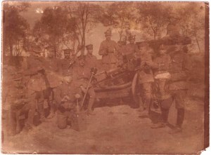 Skupinová fotografia vojakov s delom