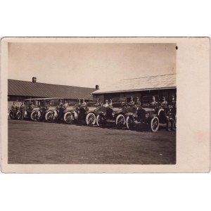 Gruppenfoto der Offiziere der Kraftfahrzeugstaffel in Fahrzeugen