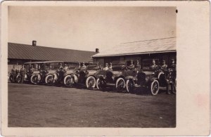 Gruppenfoto der Offiziere der Kraftfahrzeugstaffel in Fahrzeugen