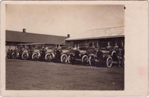 Foto di gruppo di ufficiali della squadriglia motorizzata in veicoli