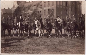 Fotografia di gruppo di ufficiali a cavallo davanti a un edificio