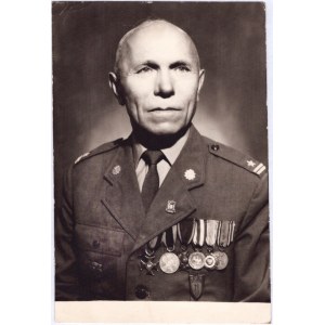 Portrétní fotografie majora polské armády v uniformě s insigniemi a vyznamenáními