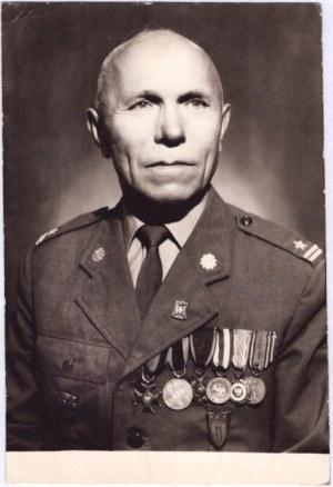 Portrétna fotografia majora poľskej armády v uniforme s insígniami a vyznamenaniami