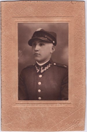 Portrétna fotografia vojaka, vojaka pechoty Poľskej armády druhej republiky v Ternopole