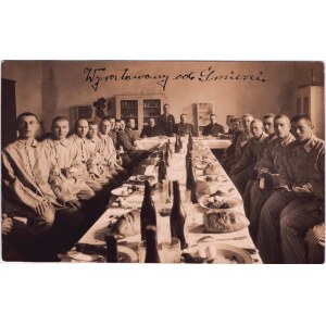 Foto di gruppo durante la colazione pasquale dei pazienti della 12ª Divisione di fanteria a Ternopil