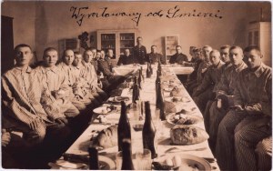 Gruppenfoto während des Osterfrühstücks der Patienten der 12. Infanteriedivision in Ternopil