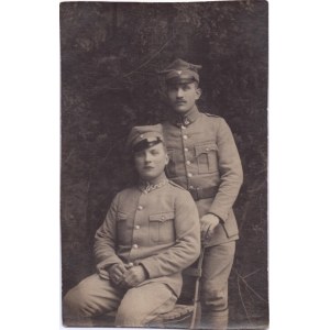 Photographie de deux soldats en uniforme