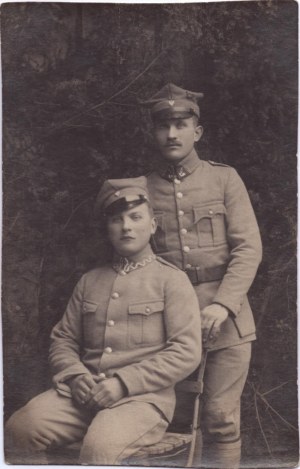 Fotografia dvoch vojakov v uniforme