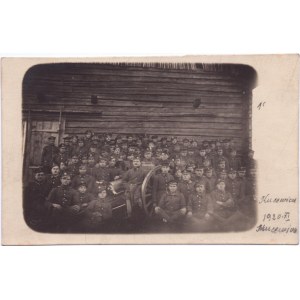 Gruppenfoto von Soldaten mit der sogenannten orthodoxen Kanone (75mm wz. 1902/26)