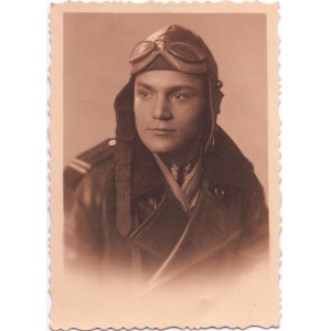 Portrétní fotografie pilota v hodnosti desátníka