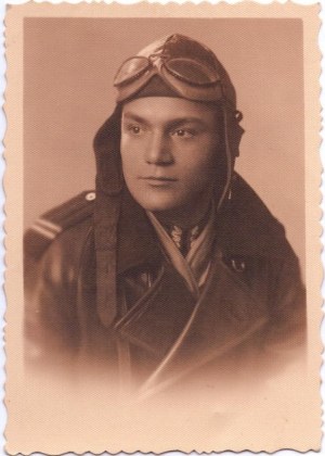 Ritratto fotografico di un pilota con il grado di caporale