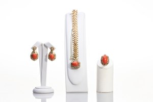 BOUCLES D'OREILLES, BAGUE ET BRACELET EN CORAIL ET DIAMANTS 1,76 CT . | Europe centrale (Europe centrale / Europe centrale - 19e siècle)