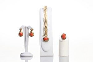 CORAL AND DIAMOND EARRINGS, RING AND BRACELET SET 1.76 CT . | Central Europe (Central European / Central Europe - 19th century)