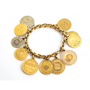 Armband mit 11 Gold- und Silbermedaillen von Rennwettbewerben, im Besitz der Gräfin Paola Della Chiesa