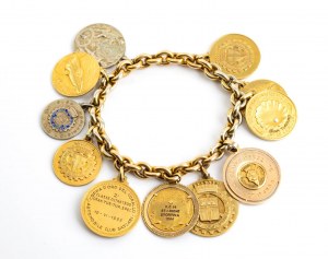 Náramok s 11 zlatými a striebornými medailami z pretekárskych súťaží, vlastnila grófka Paola Della Chiesa