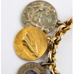 Náramek s 11 zlatými a stříbrnými medailemi ze závodů, majitelka hraběnka Paola Della Chiesa.