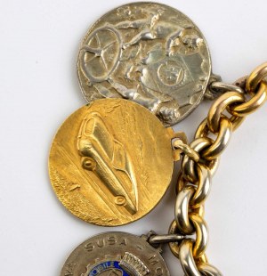 Náramek s 11 zlatými a stříbrnými medailemi ze závodů, majitelka hraběnka Paola Della Chiesa.