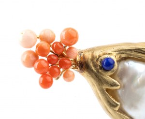 ASCIONE: Broszka z perłą, srebrem i koralową rybą