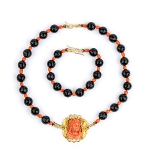 Koralovo-nyxový zlatý náhrdelník a náramok