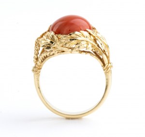 Złoty pierścionek z koralem śródziemnomorskim