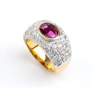 Zlatý prsteň s rubínom a diamantmi