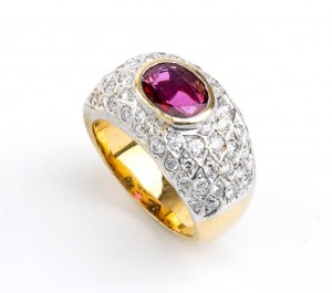 Złoty pierścionek z rubinem i diamentami