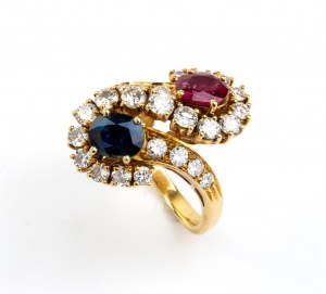 Złoty pierścionek z motywem rubinowo-szafirowo-diamentowej kontry