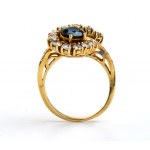 Zlatý prsteň s motívom rubínového zafíru a diamantu contrarie