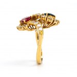 Zlatý prsten s motivem rubínu a safíru a diamantu contrarie