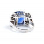 Prsteň z bieleho zlata s modrým zafírom a diamantom