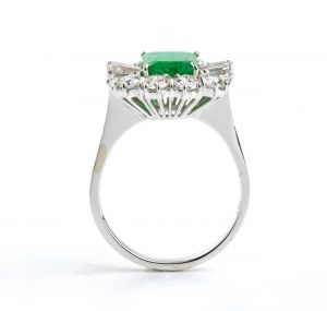 Anello d'oro con diamante smeraldo