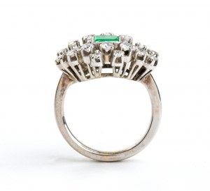 Zlatý prsteň so smaragdom a diamantom
