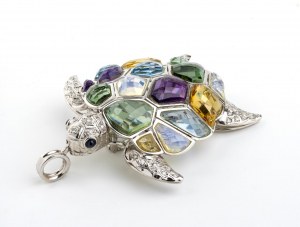 Zlatý přívěsek želvy - brož s diamanty a skleněnými pastami.