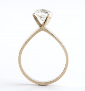 Un diamante sciolto e un anello d'oro con montatura