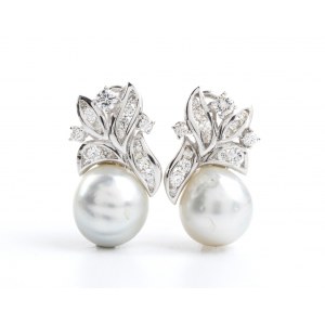 Pearl diamond gold pair of earrings