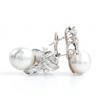 Pearl diamond gold pair of earrings