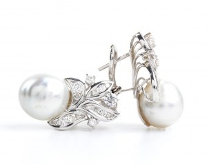 Coppia di orecchini in oro con diamanti e perle