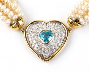 Collier en or avec topaze bleue, diamant et perle