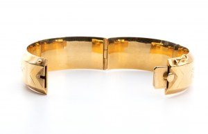 Rigid hoop gold bracelet